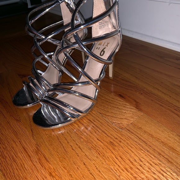 Silver heels - Picture 3 of 3